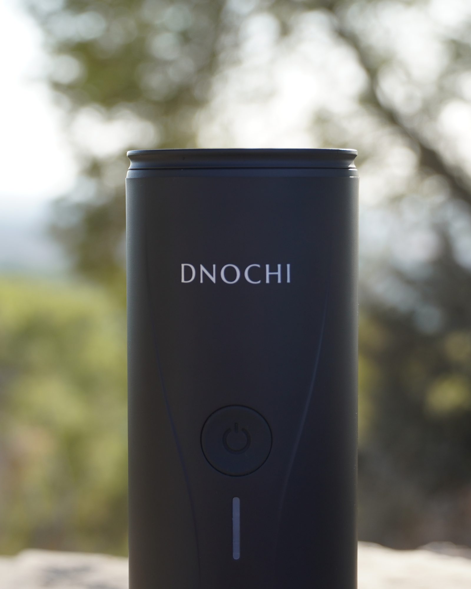 לחיצה על כפתור ההפעלה של מכונת DNOCHI