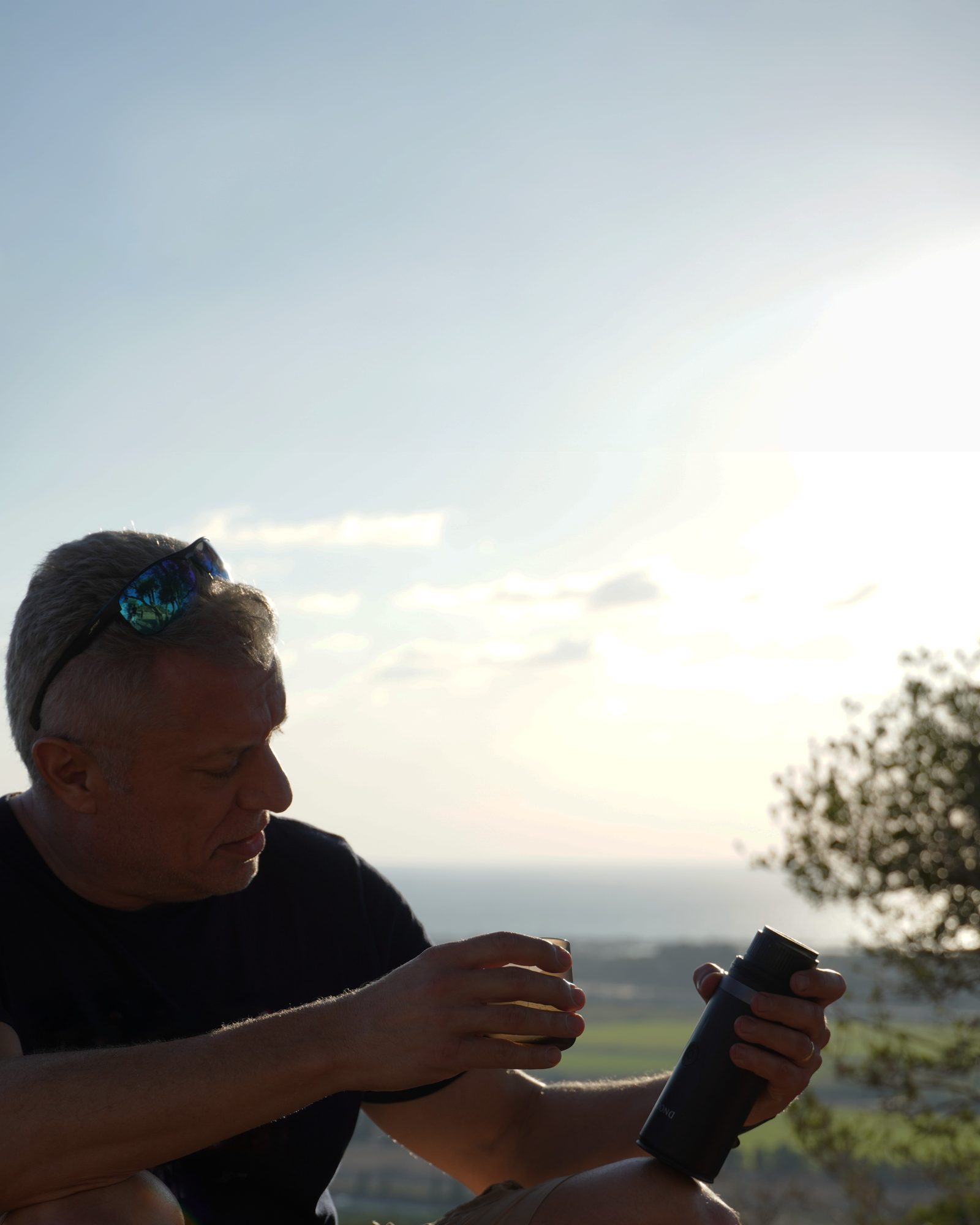 כוס אספרסו של DNOCHI מול הים בשקיעה